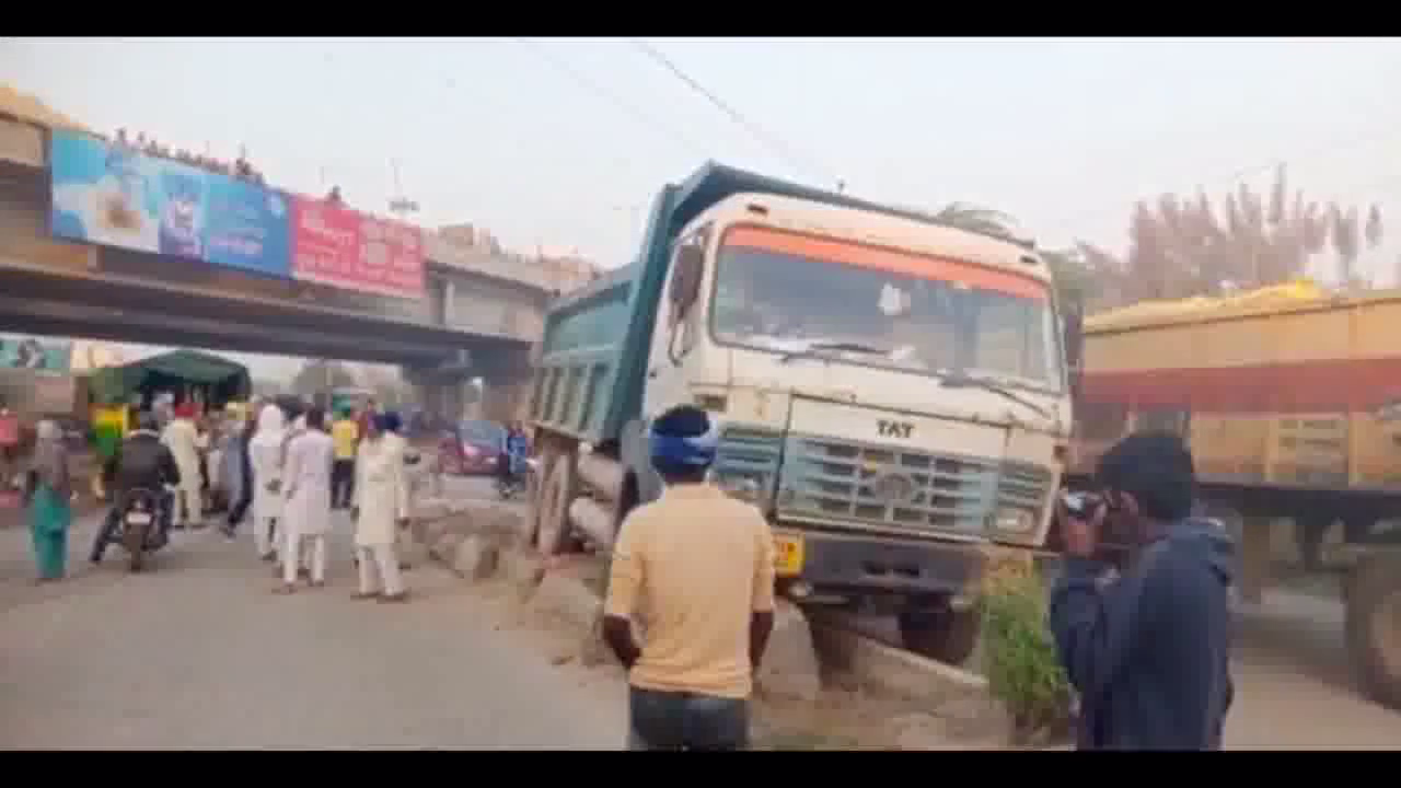बहादुरगढ़ में किसान आंदोलन में शामिल महिलाओं को ट्रक ने कुचला, 3 की मौत व एक घायल #किसान_प्रदर्शन #हादसा