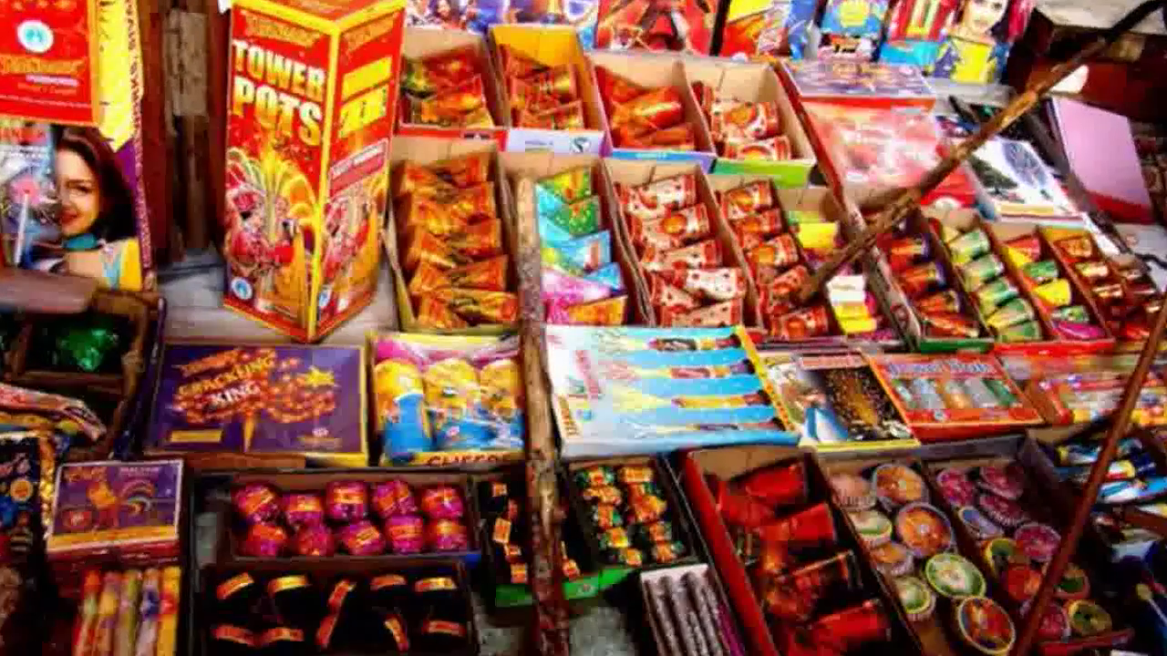 यूपी सरकार ने खराब एक्यूआई वाले शहरों में दिवाली पर पटाखे जलाने पर लगाई रोक #दिवाली #पटाखे