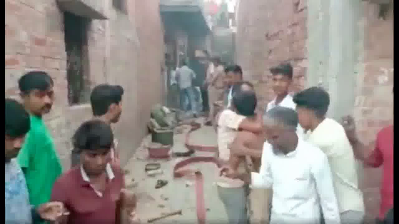 जौनपुर में अवैध पटाखा फैक्ट्री में विस्फोट होने से 5 लोग घायल, इलाज जारी #पटाखा_फैक्ट्री #विस्फोट