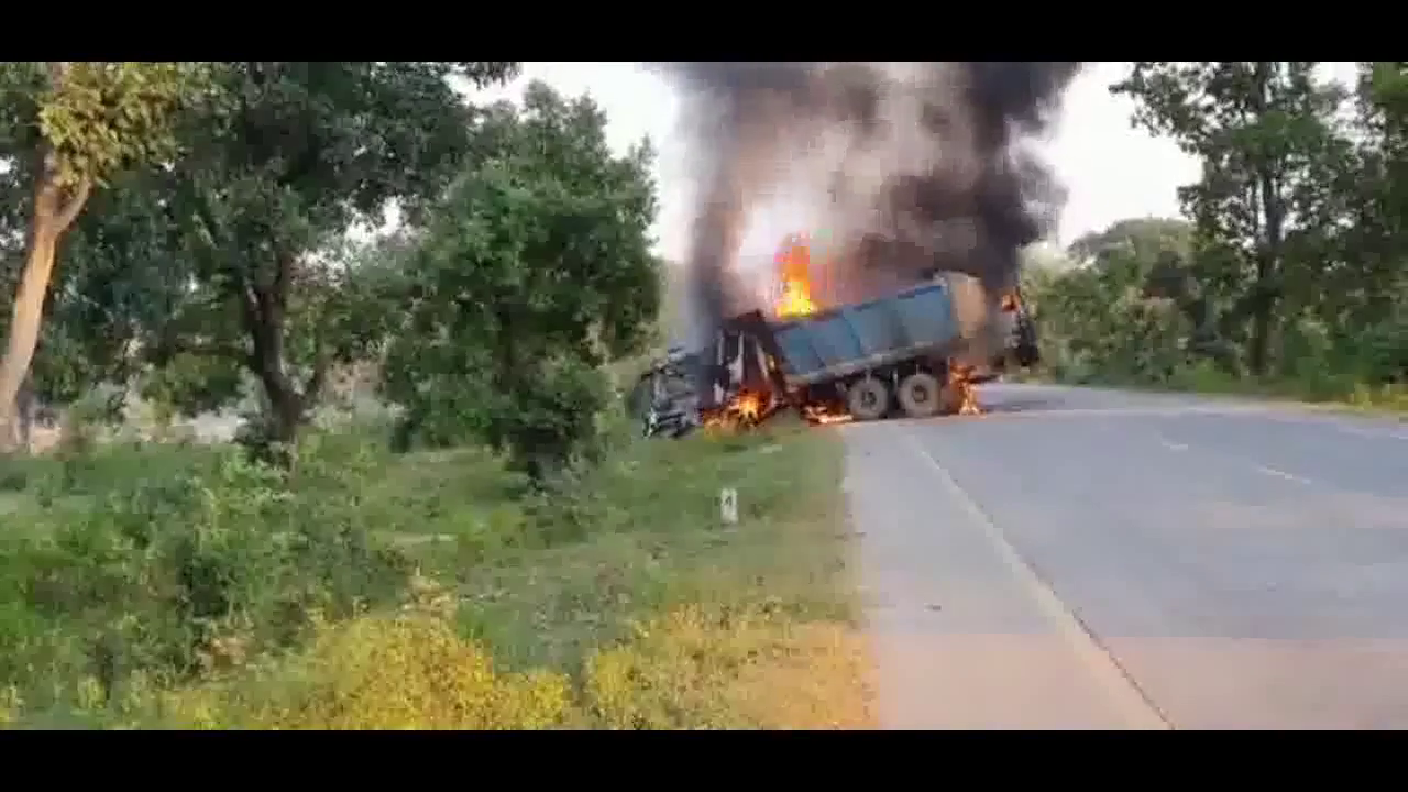 उमारिया में NH-43 पर डंपर से टकराने के बाद बस में लगी भीषण आग, 25 से ज़्यादा यात्री घायल #बस_हादसा