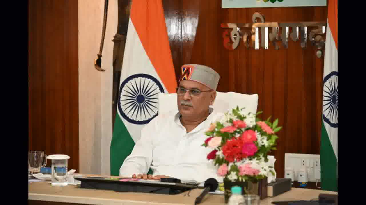 छत्तीसगढ़ में पेट्रोल-डीज़ल की कीमतें पड़ोसी राज्यों की तुलना में कम होंगी: CM बघेल #ईंधन #भूपेश_बघेल