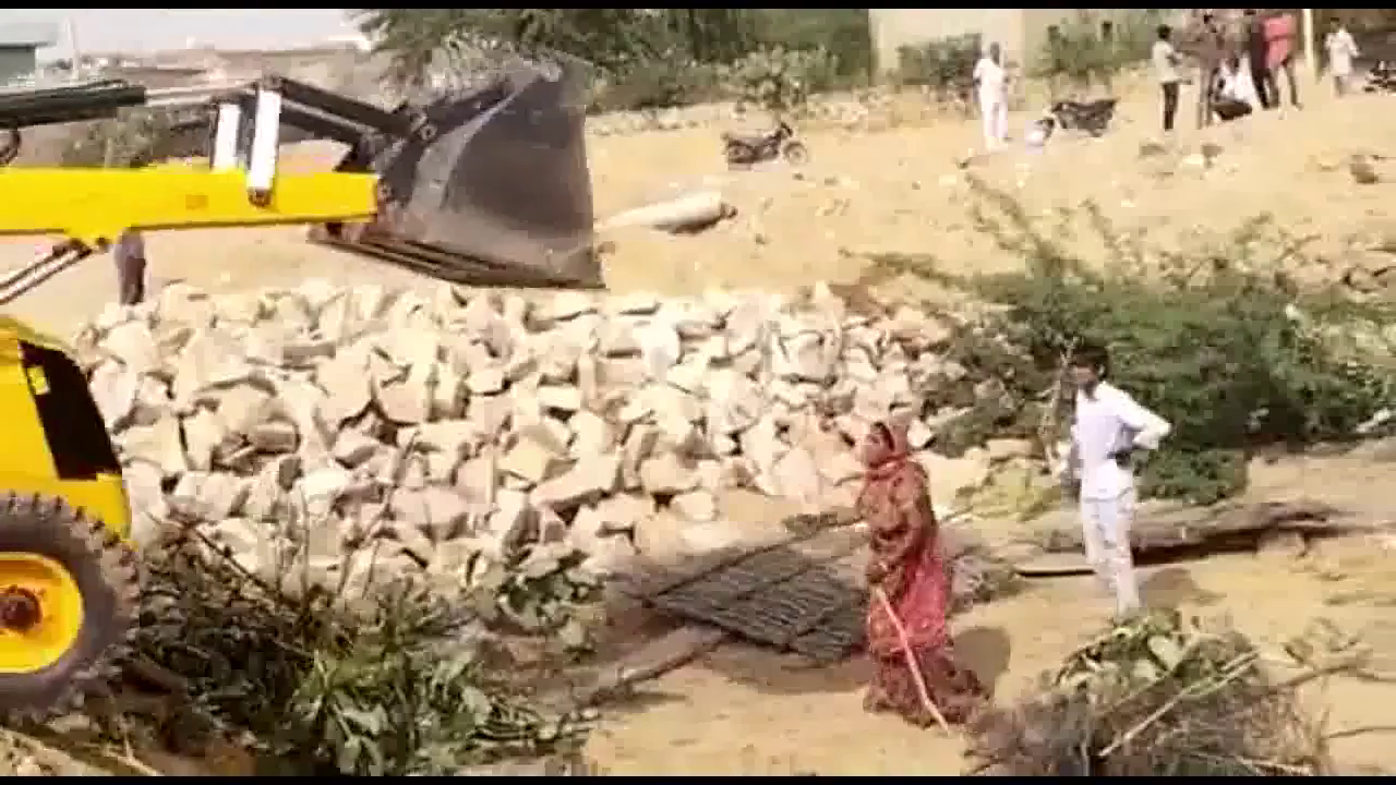 बाड़मेर में ज़मीनी विवाद के दौरान शख्स ने महिला पर JCB चढ़ाने की कोशिश की, वीडियो आया सामने #अपराध #जेसीबी