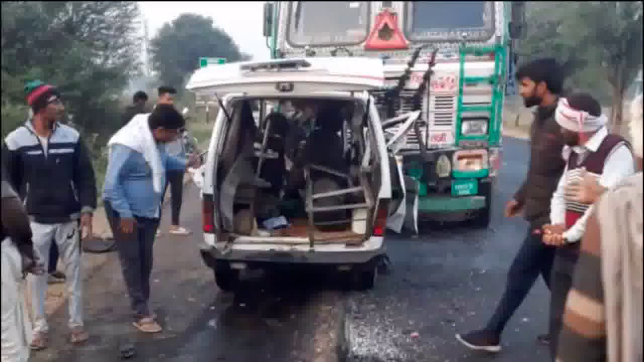 दौसा में अलवर-गंगापुर मेगा हाइवे पर एक एंबुलेंस व ट्रक की भिड़ंत में 4 लोगों की हुई मौत, 2 घायल #सड़क_हादसा