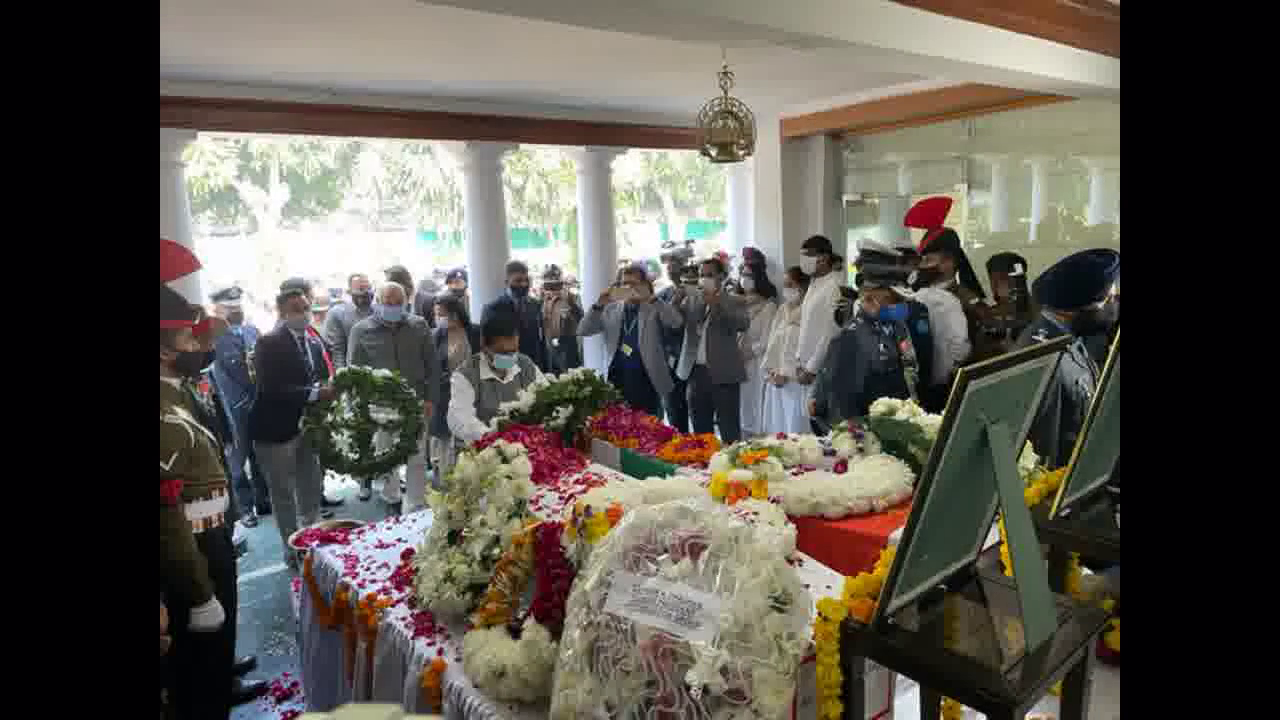 दिल्ली के सीएम अरविंद केजरीवाल व डिप्टी सीएम मनीष सिसोदिया ने CDS जनरल बिपिन रावत को अर्पित की पुष्पांजलि #बिपिन_रावत