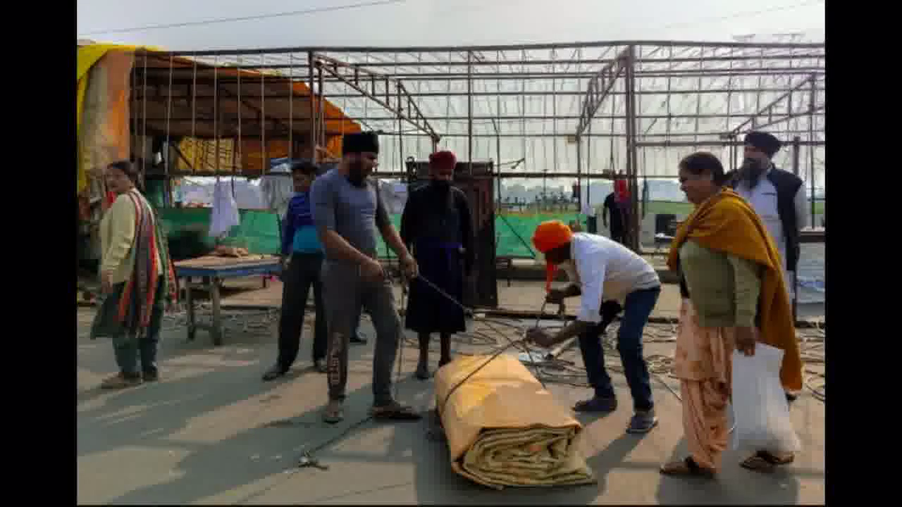दिल्ली का गाज़ीपुर बॉर्डर खाली करने से पहले किसानों ने तिरंगा थामकर मनाया जश्न #गाज़ीपुर_बॉर्डर