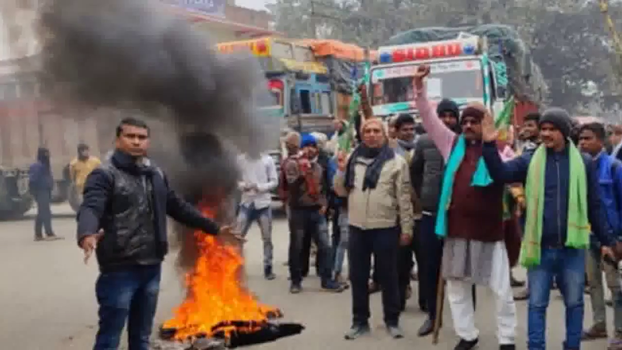 बिहार बंद के दौरान रेलवे भर्ती परीक्षा को लेकर प्रदर्शनकारियों ने ब्लॉक कीं सड़कें, जलाए टायर #बिहार_बंद