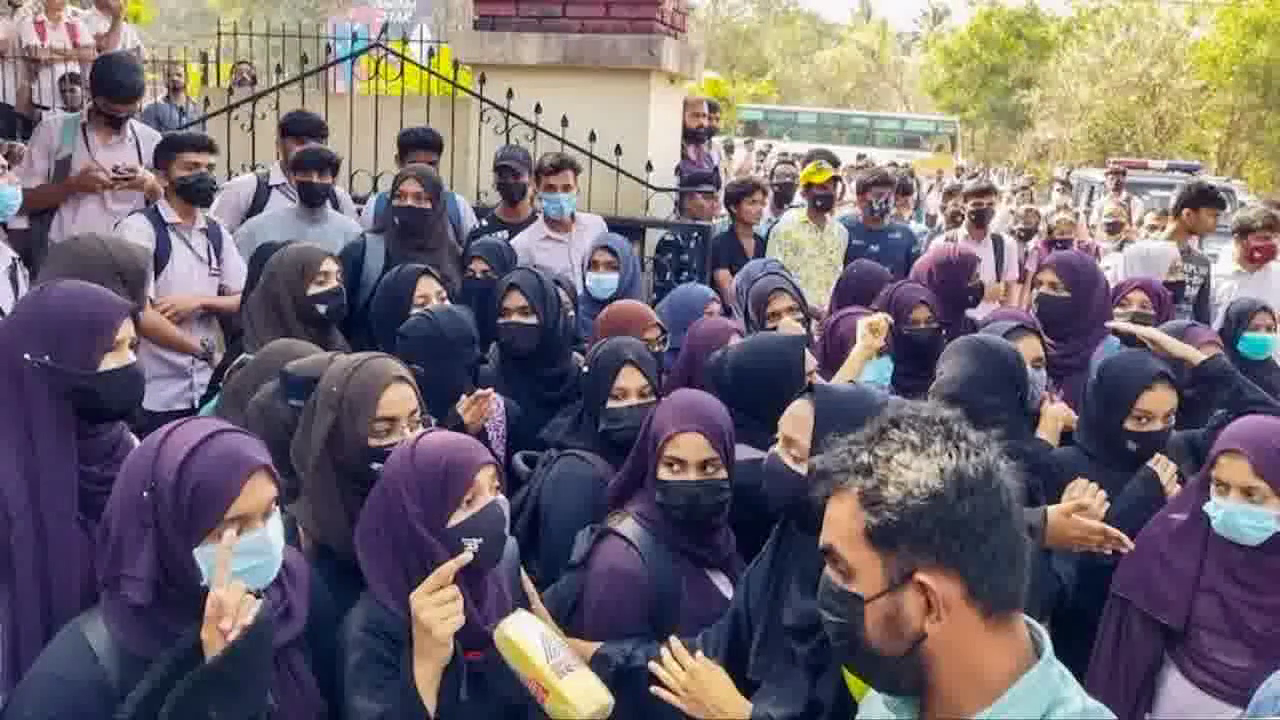 चूड़ियां पहने हिंदू और क्रॉस पहने ईसाई लड़कियों को स्कूल से बाहर नहीं भेजा गया: हिजाब केस में हाईकोर्ट से वकील #हिजाब