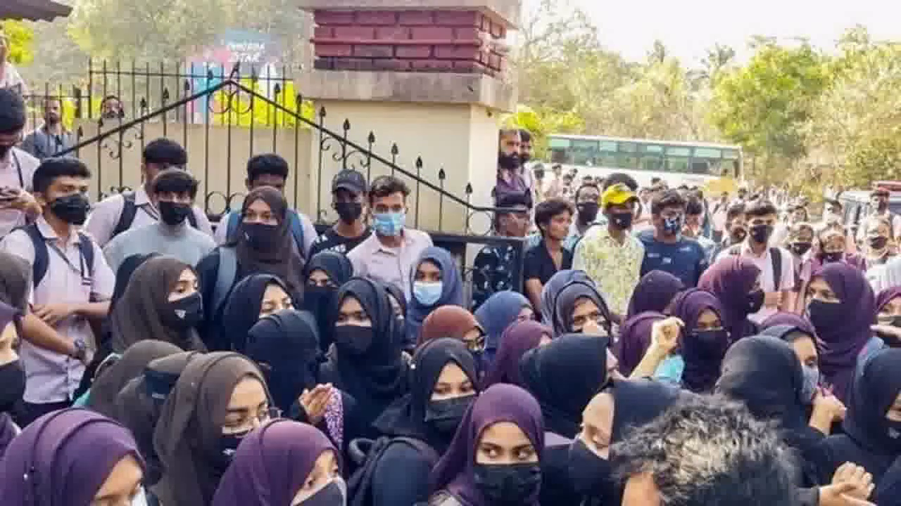 बाहरी लोगों को टिप्पणी करने का कोई अधिकार नहीं: 'हिजाब विवाद' को लेकर विदेश मंत्रालय #हिजाब