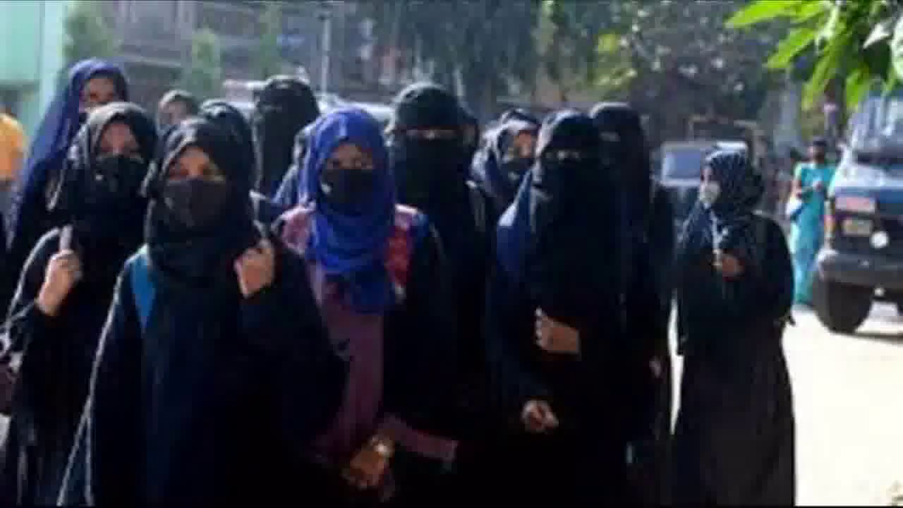 अलीगढ़ के कॉलेज में छात्र-छात्राओं के भगवा गमछा और हिजाब पहनने पर लगा बैन #हिजाब
