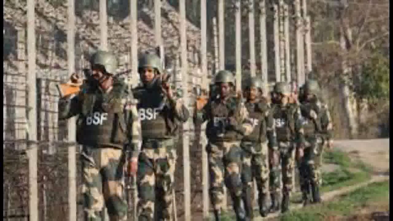 जम्मू-कश्मीर में सीमा के पास देखा गया ड्रोन, बीएसएफ की फायरिंग के बाद वापस लौटा #ड्रोन #बीएसएफ