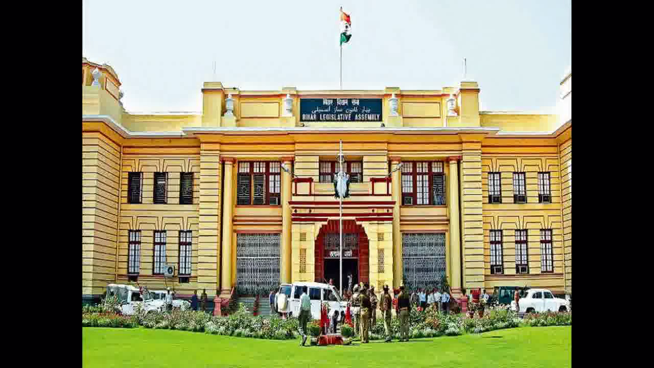 बिहार विधानसभा में हेलीकॉप्टर लेकर पहुंचे RJD विधायक मुकेश रौशन, कहा- शराबबंदी में विफल हुई सरकार #बिहार_विधानसभा