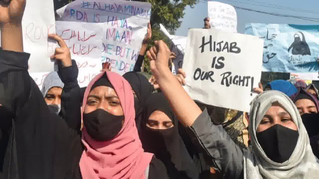 हम इसे सुप्रीम कोर्ट में चुनौती देंगे: हिजाब को लेकर कर्नाटक हाईकोर्ट के फैसले पर याचिकाकर्ताओं के वकील #हिजाब_विवाद
