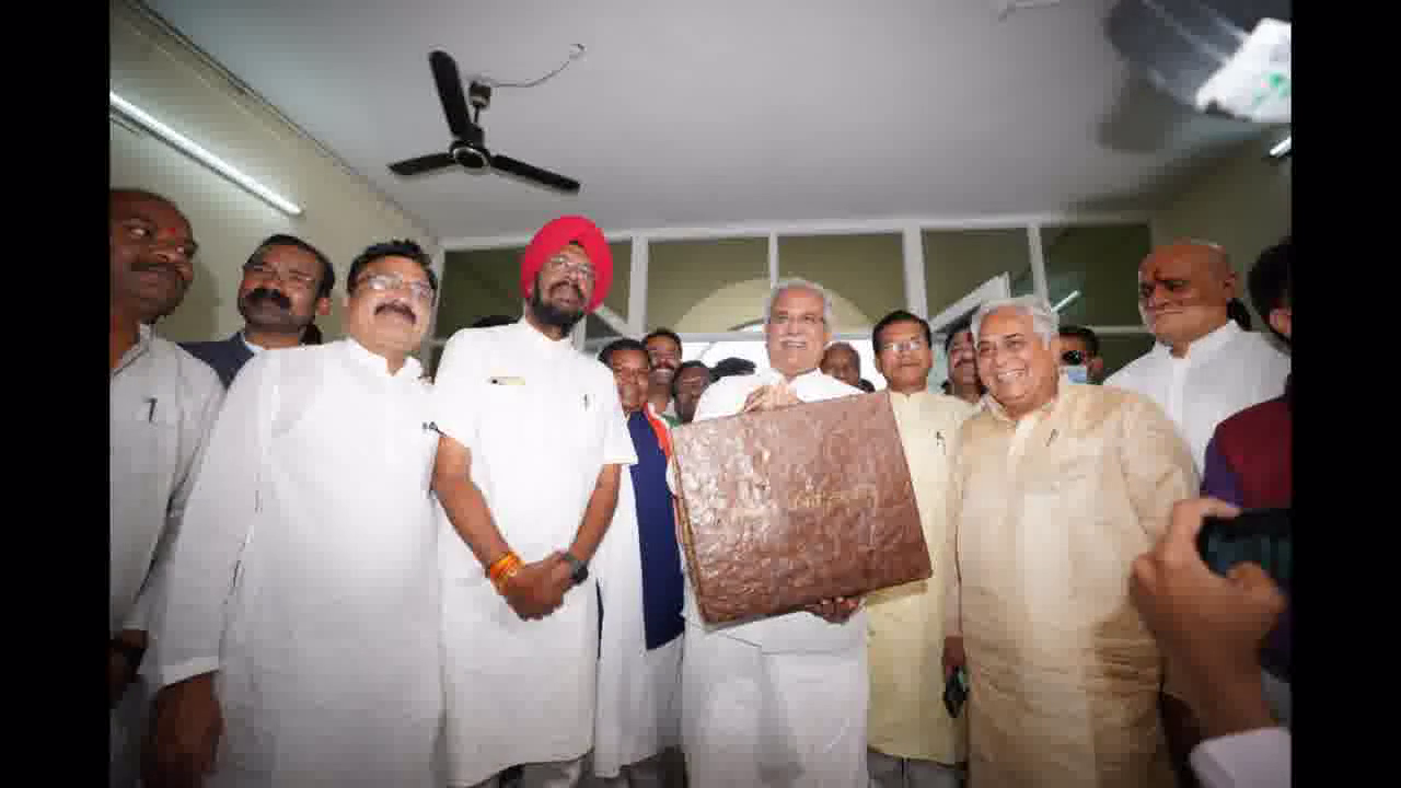 गाय के गोबर से बना ब्रीफकेस लेकर बजट पेश करने पहुंचे सीएम बघेल #छत्तीसगढ़_बजट