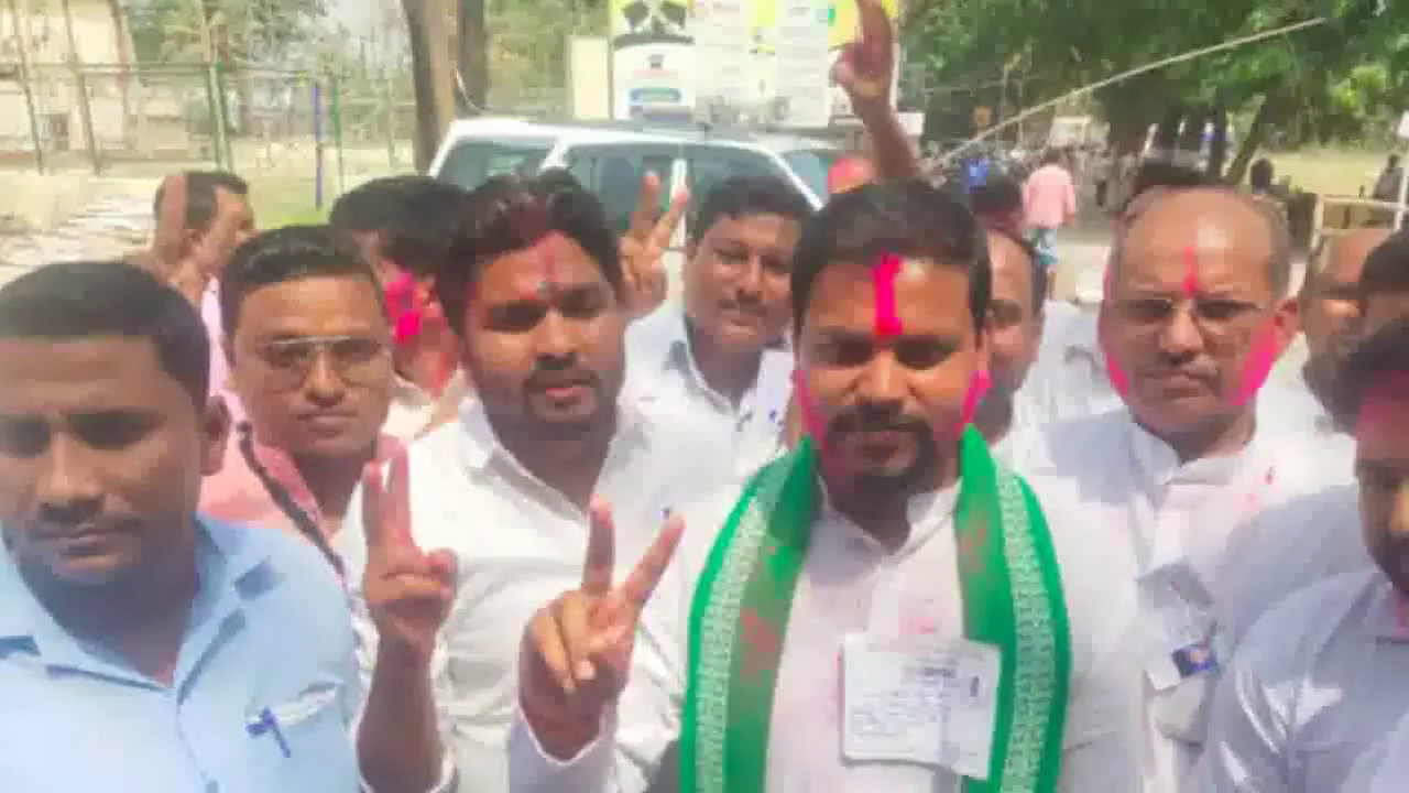 बिहार के बोचहां विधानसभा उप-चुनाव में 36,000 से अधिक वोटों के अंतर से जीते आरजेडी उम्मीदवार अमर पासवान #बोचहां
