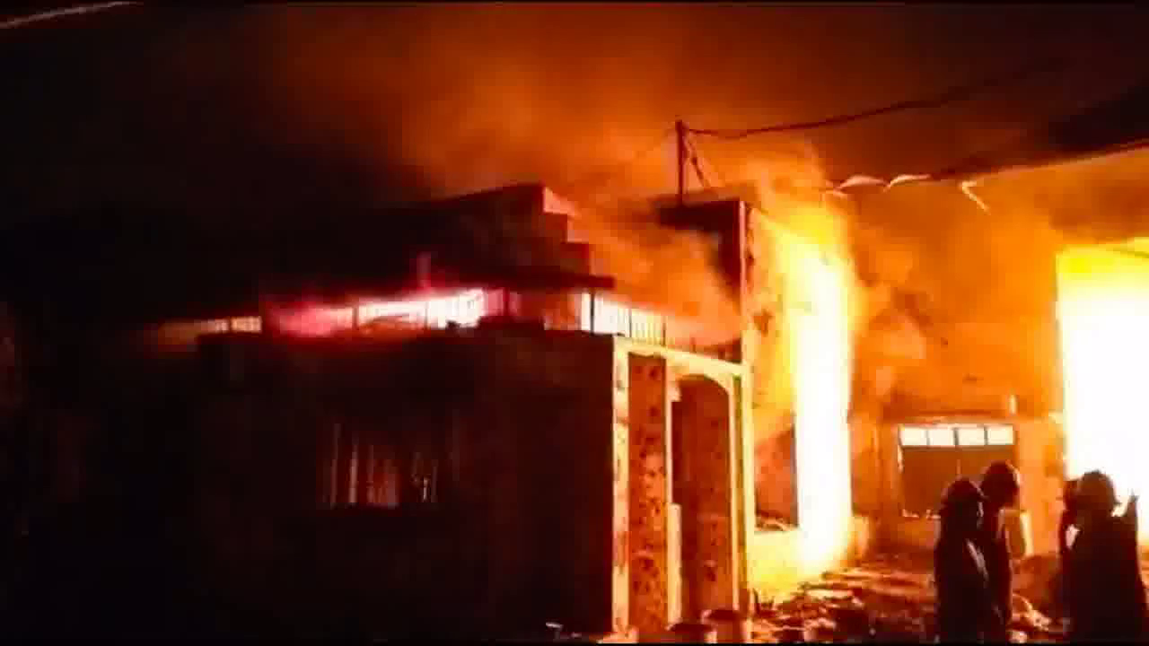 दुर्ग में सूरी सोप उद्योग फैक्ट्री में लगी आग, दमकल की 6 गाड़ियों ने पांच घंटे की मशक्कत के बाद आग पर पाया काबू #आगलगी