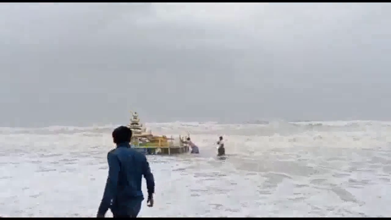 चक्रवात 'असानी' के बीच आंध्र प्रदेश के तट पर बहकर पहुंचा सुनहरे रंग का रथ, वीडियो हुआ वायरल #चक्रवात