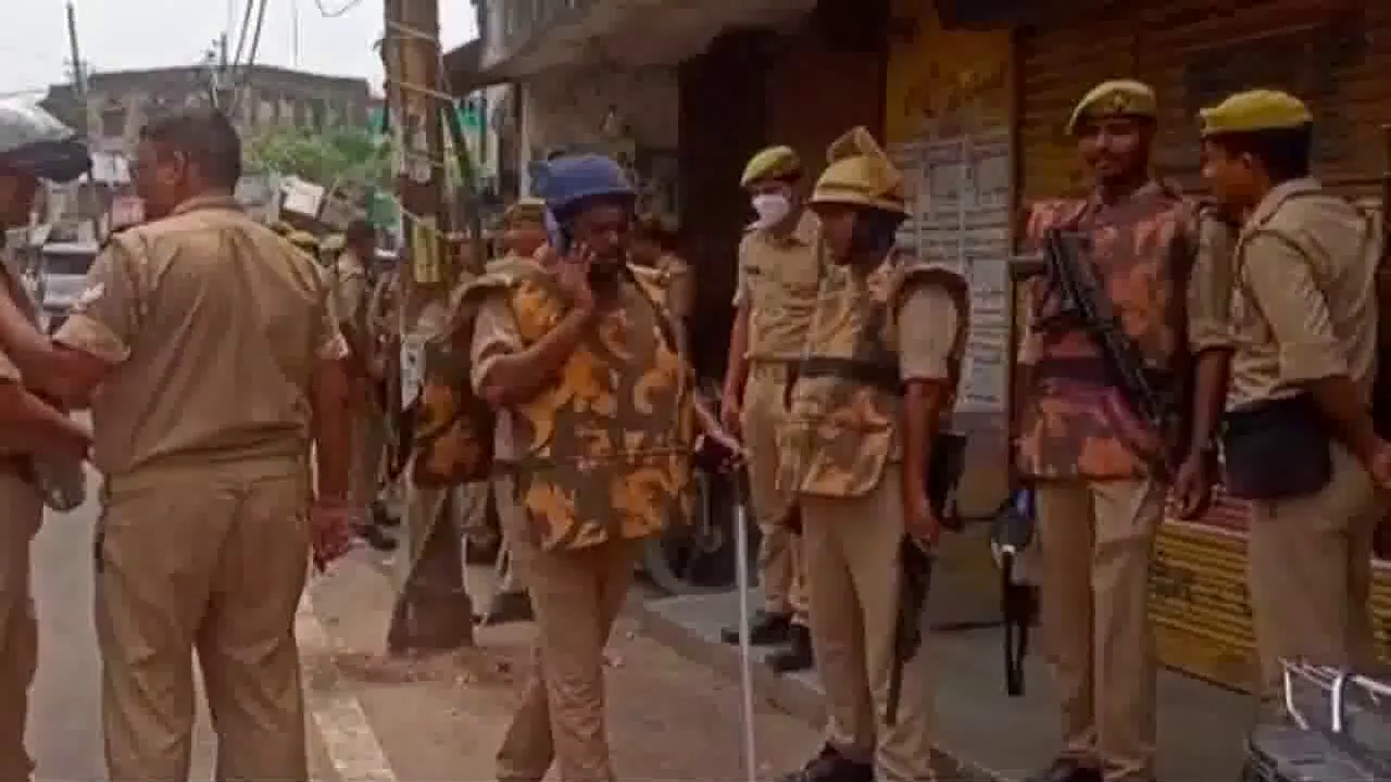 गोरखपुर में जुमे की नमाज़ से पहले पुलिस ने निकाला फ्लैग मार्च, SSP ने कहा- शांति बनाए रखने की कर रहे अपील #नमाज़