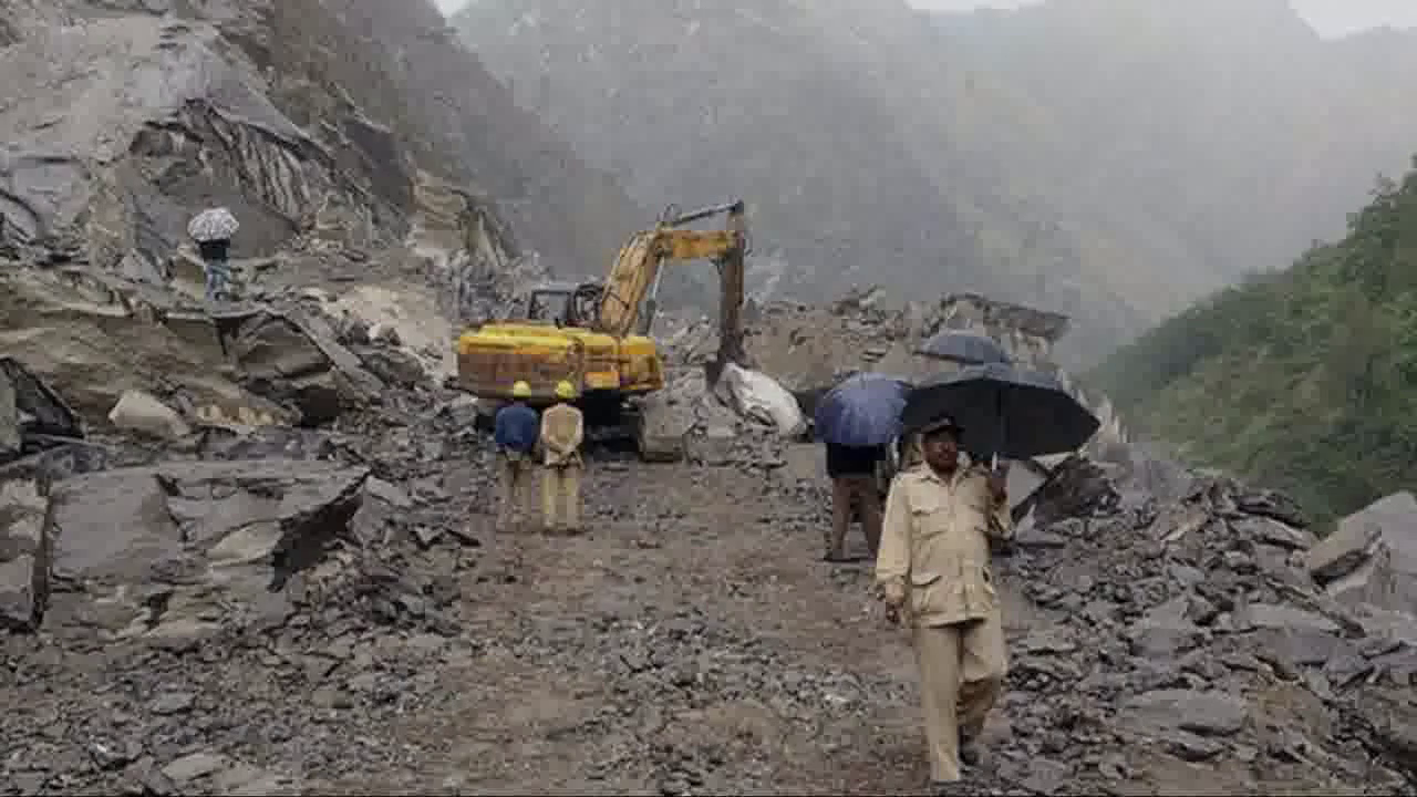 उत्तराखंड में भूस्खलन के कारण बद्रीनाथ हाईवे हुआ ब्लॉक, बहाली का काम जारी #भूस्खलन #बद्रीनाथ