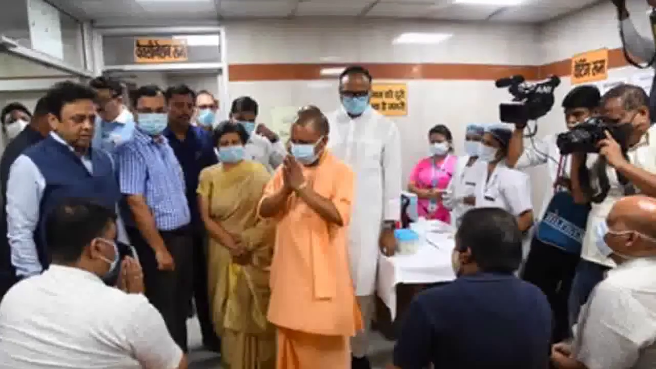 लखनऊ के सिविल अस्पताल में सीएम योगी ने की कोविड-19 के लिए बूस्टर डोज़ अभियान की शुरूआत #बूस्टर_डोज़