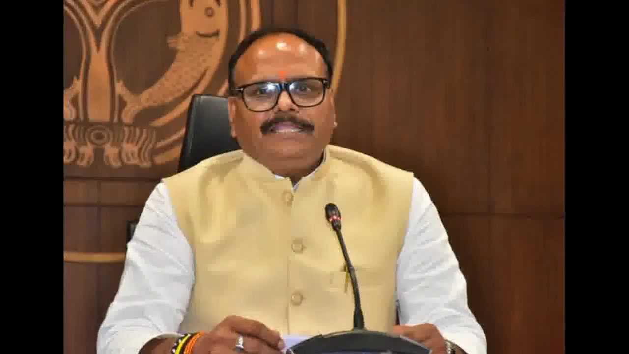 यूपी के उप-मुख्यमंत्री ब्रजेश पाठक ने लखनऊ में लगवाई कोविड-19 वैक्सीन की बूस्टर डोज़ #कोविड #बूस्टर_डोज़