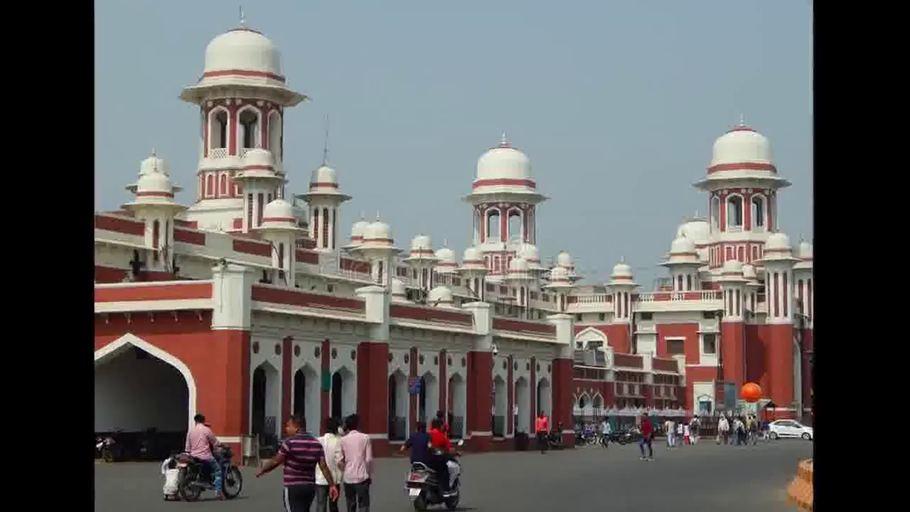 लखनऊ में रेलवे स्टेशन पर नमाज़ पढ़ते शख्स का वीडियो वायरल, हिंदू महासभा ने जताई आपत्ति #नमाज़ #रेलवे_स्टेशन