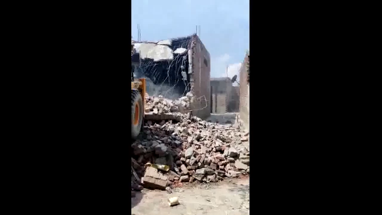 अमरोहा में ढहाया गया 'अवैध' मदरसा, मवेशी रखने के लिए लिया गया था भवन लेकिन पढ़ी जा रही थी नमाज़ #मदरसा
