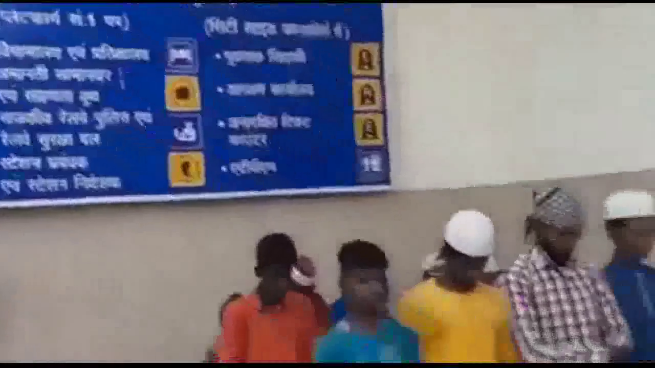 प्रयागराज रेलवे स्टेशन के वेटिंग रूम में मौलाना व दर्जनभर बच्चों का नमाज़ पढ़ते वीडियो हुआ वायरल #नमाज़ #रेलवे_स्टेशन