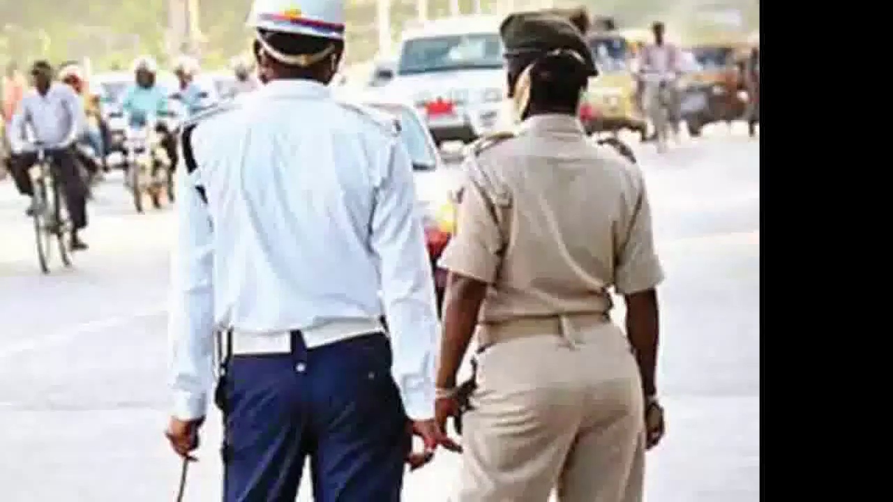 पटना में जाम हटाने के दौरान एक शख्स ने ट्रैफिक पुलिस के सिर पर रॉड से किया हमला #ट्रैफिक_पुलिस