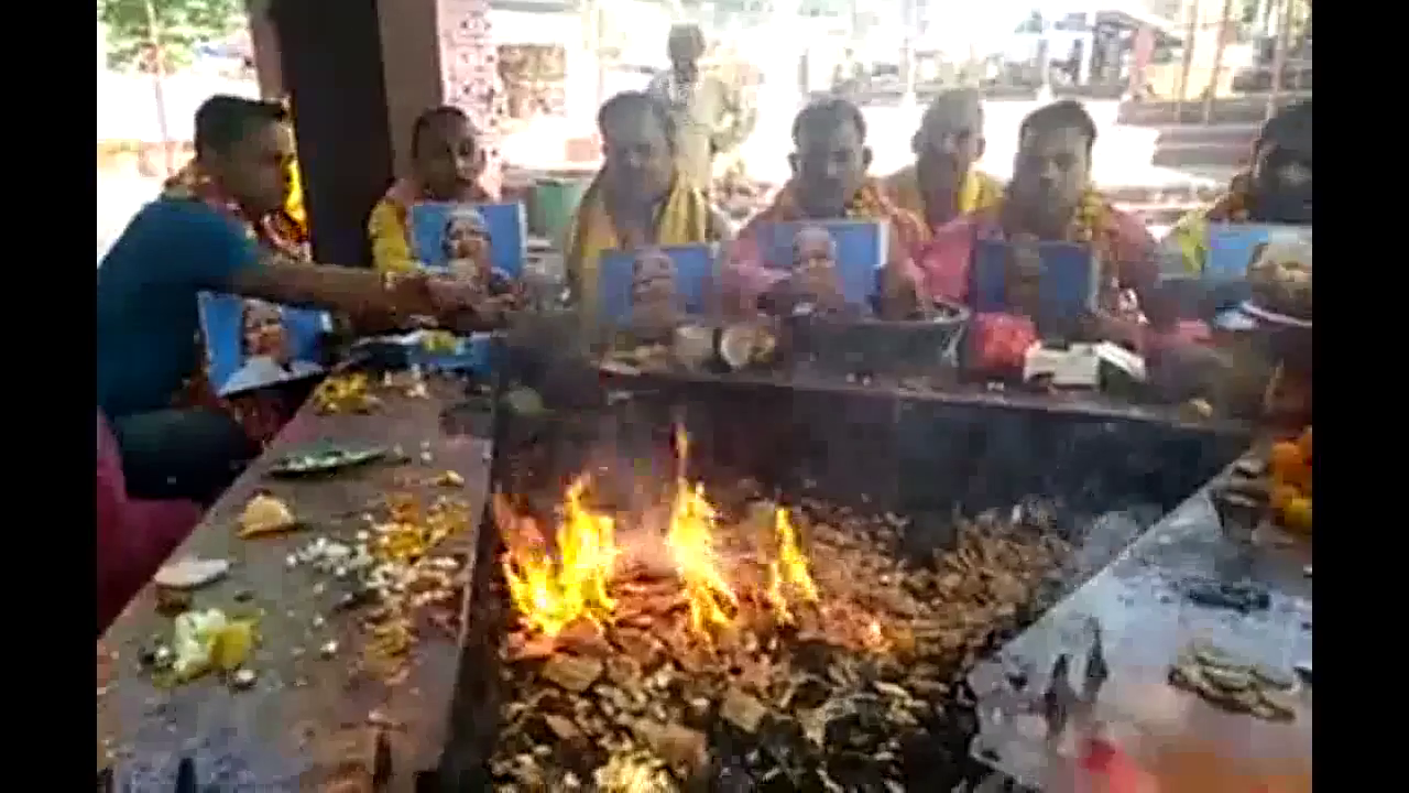 लालू यादव के जल्द स्वस्थ होने की कामना को लेकर RJD कार्यकर्ताओं ने पटना के शीतला मंदिर में किया हवन #लालू_यादव
