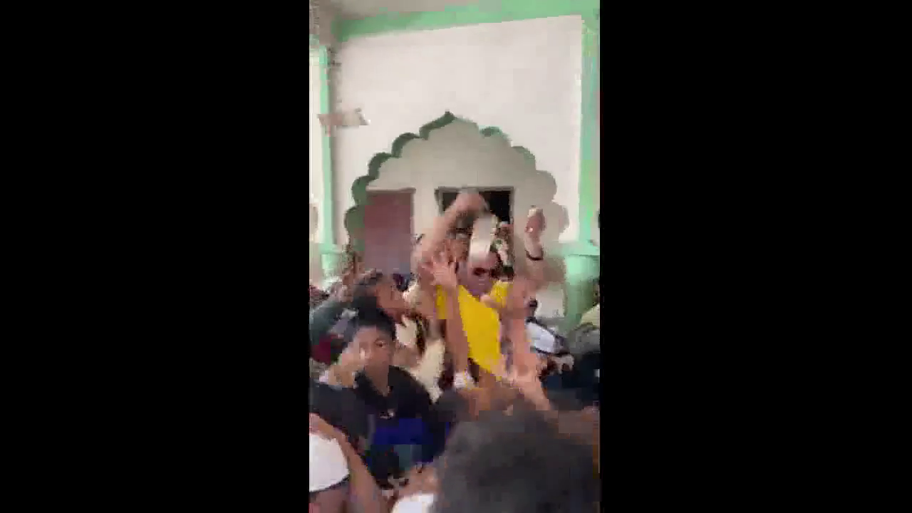 गौतम बुद्ध नगर में जुमे की नमाज़ के बाद 'हिस्ट्रीशीटर' ने उड़ाए नोट, पुलिस ने कहा- कार्रवाई की जा रही है