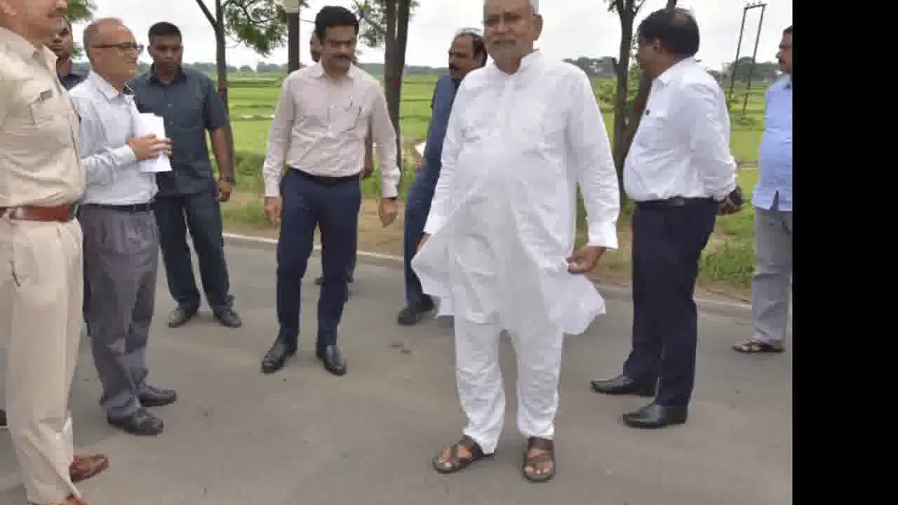 CM नीतीश ने खेतों में जाकर नालंदा, शेखपुरा, जमुई व लखीसराय में कम बारिश से उत्पन्न स्थिति का जायज़ा लिया #खेत #बारिश