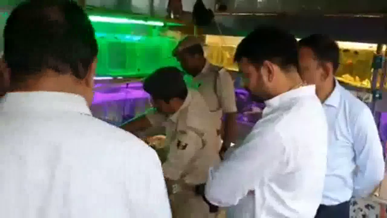 बिक्री के लिए कैद किए गए पक्षियों व कछुओं को आज़ाद करवाया गया: पटना में छापेमारी के दौरान मंत्री तेजप्रताप यादव #पक्षी