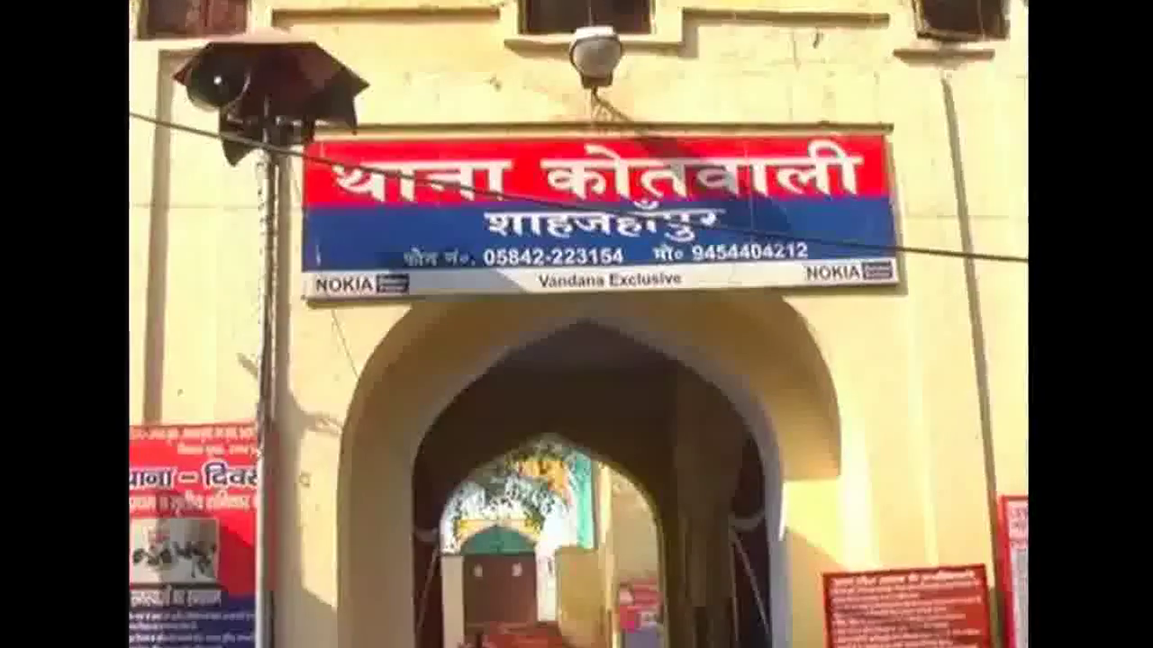 शाहजहांपुर में बिना वर्दी पहने मकान में दबिश देने गए सिपाहियों को महिलाओं ने 'चोर समझकर पीटा' #यूपी_पुलिस #अपराध