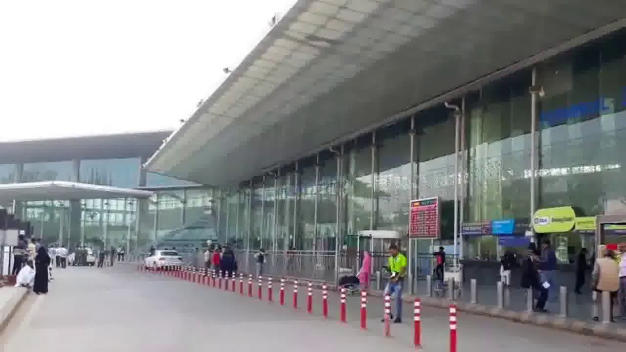 लखनऊ एयरपोर्ट पर सऊदी अरब से लौटे यात्री को ₹86.70 लाख के सोने के साथ किया गया गिरफ्तार #सोना #अपराध