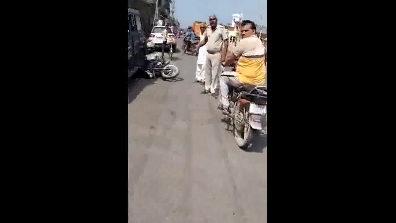 बागपत में बाइक गिरने के बाद पुलिसकर्मी ने युवक को दी गालियां व मारे थप्पड़; वीडियो वायरल #यूपी_पुलिस