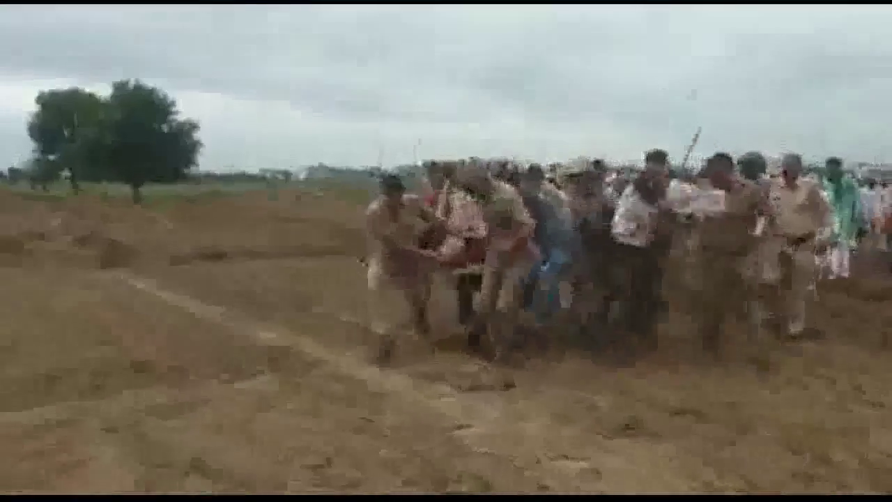 बागपत में धरना दे रहे किसानों पर बीजेपी की पुलिस ने जमकर लाठियां बरसाईं: यूपी कांग्रेस #किसान #यूपी_पुलिस