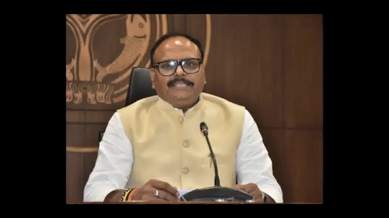 सीतापुर में आपस में टकराए डिप्टी सीएम ब्रजेश पाठक के काफिले की ऐम्बुलेंस व पुलिस वाहन, 6 लोग हुए घायल #सड़क_दुर्घटना