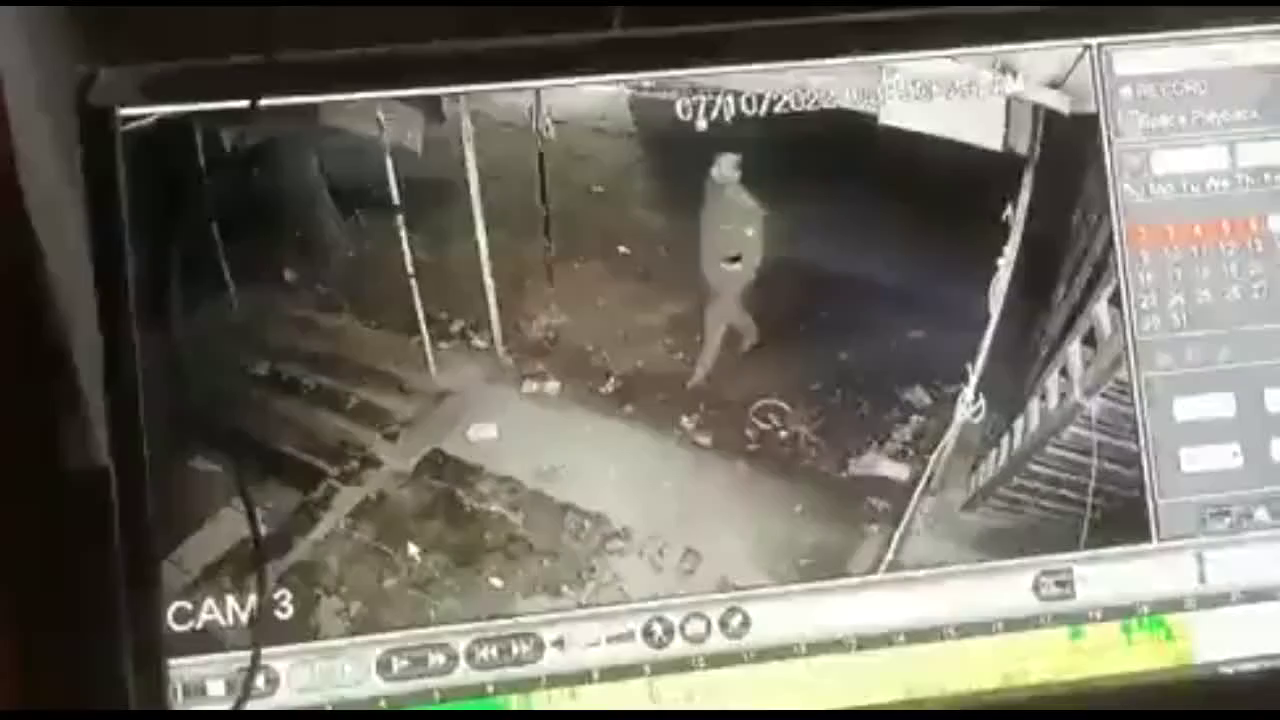 प्रयागराज में होल्डर से एलईडी बल्ब निकालकर जेब में रखता दिखा पुलिसकर्मी, हुआ निलंबित #यूपी_पुलिस #एलईडी_बल्ब