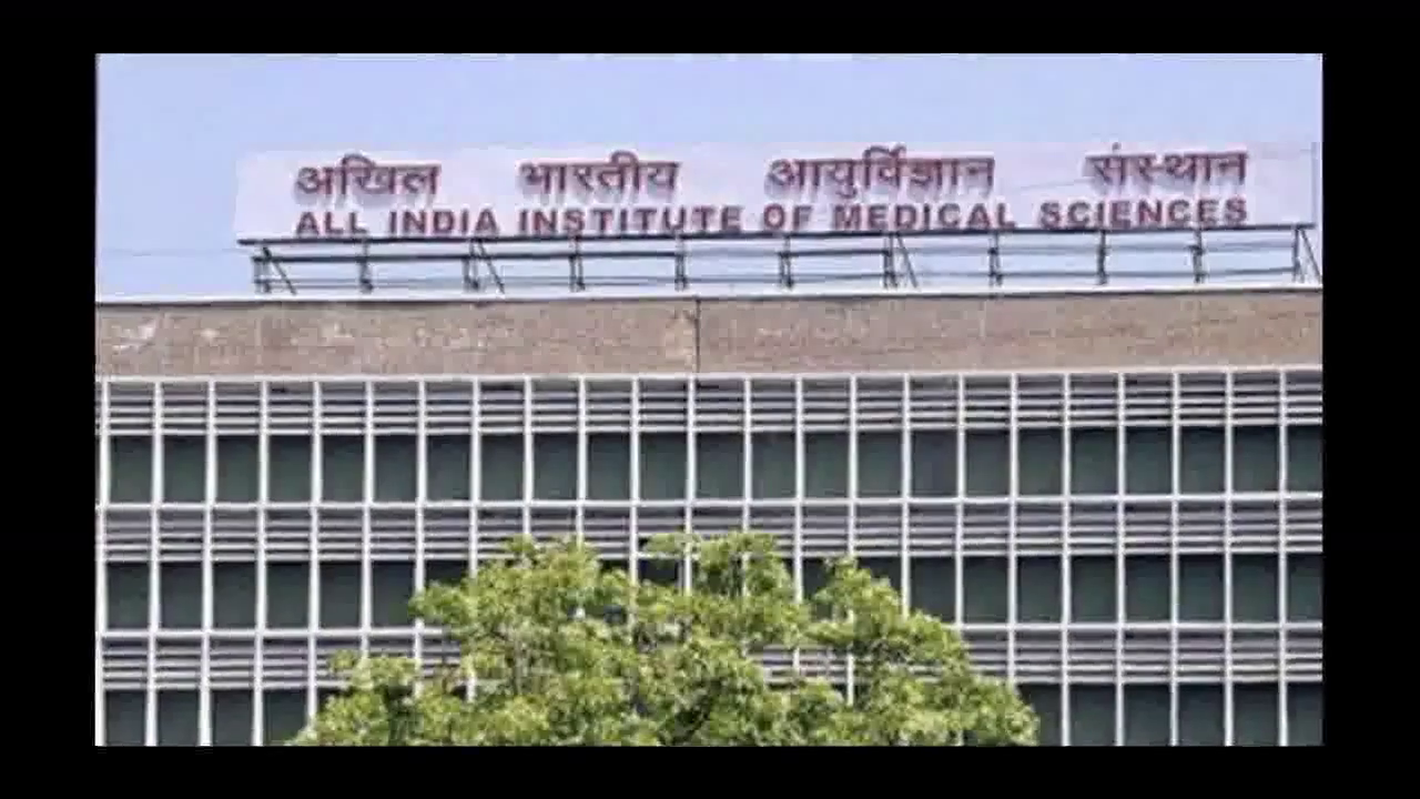 दिल्ली एम्स ने ओपीडी काउंटर पर आउटसोर्स कर्मचारियों के फोन इस्तेमाल करने पर लगाई रोक #एम्स