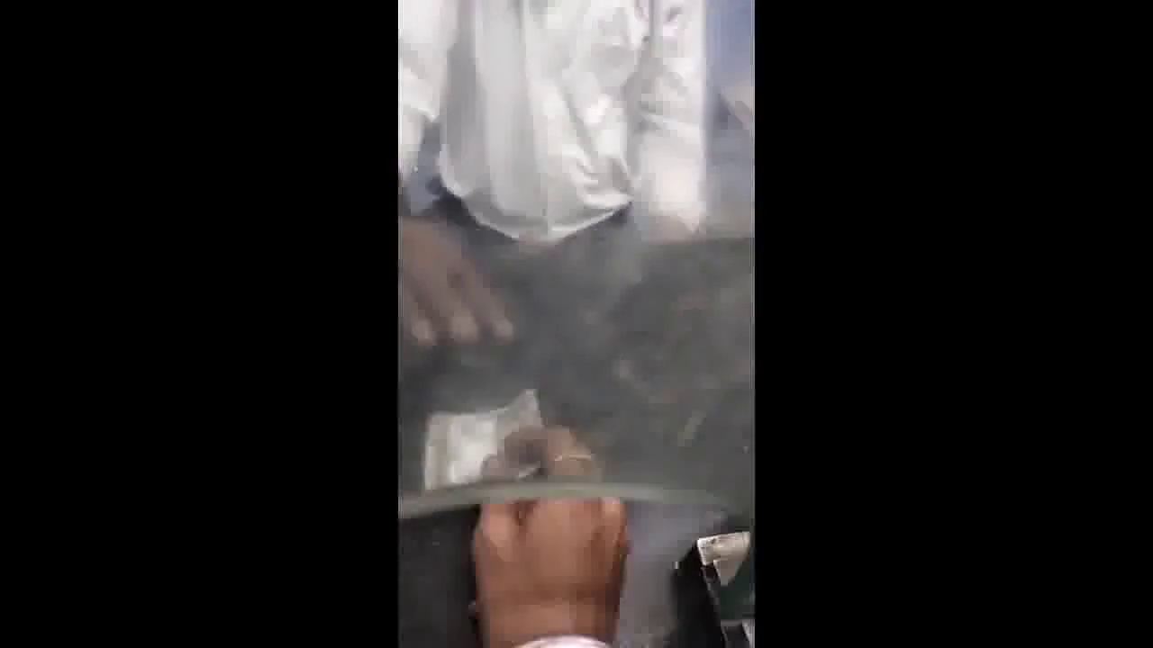 दिल्ली में रेलवे के टिकट काउंटर पर यात्री के ₹500 के नोट को कर्मचारी ने ₹20 से बदला; वीडियो आया सामने #रेलवे_स्टेशन