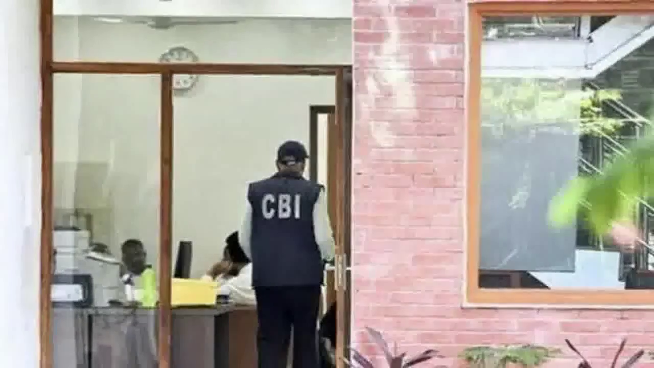 लखनऊ में सीबीआई ने रेलवे के उप-मुख्य अभियंता को ₹50,000 की रिश्वत लेते हुए किया गिरफ्तार #रिश्वत #अपराध