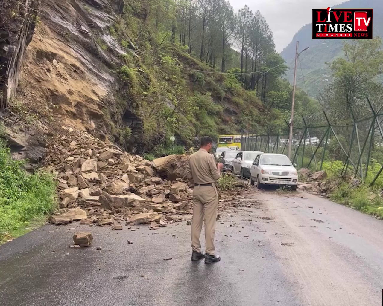 पंडोह : चंडीगढ़ मनाली नेशनल हाइवे भूस्खलन के कारण बंद।